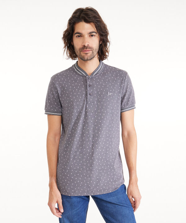 Polo Estampada, Cuello Mao, Manga Corta Con Cuello Y Puños Tejidos Preteñidos, Silueta Slim Fit