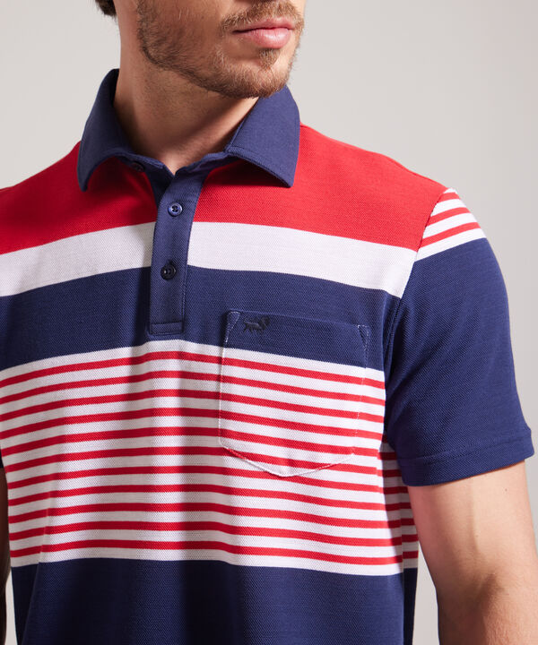Polo Cuello Duro Con Bolsillo, Pique Preteñido Y Silueta Regular Fit Azul image number null