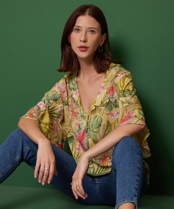 Blusa Estampada Con Botonadura Corta Al Beso En Frente, Manga Al Codo