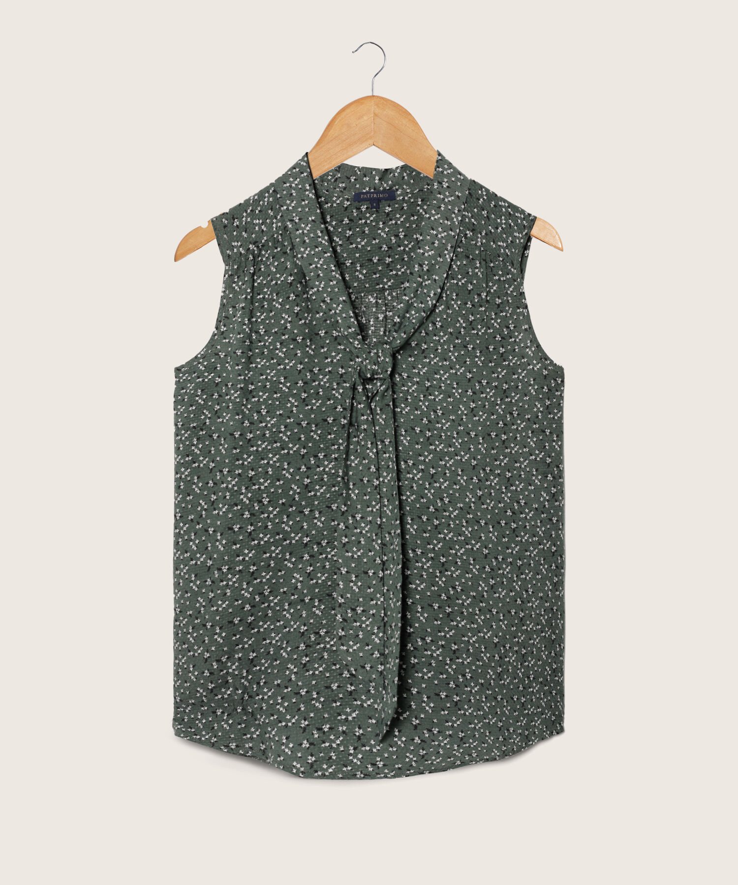 Blusa Estampada Manga Sisa, Cuello Smoking Con Anudado Y Corte En Hombro Con Recogido