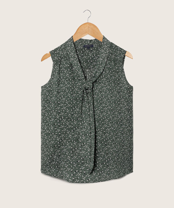 Blusa Estampada Manga Sisa, Cuello Smoking Con Anudado Y Corte En Hombro Con Recogido