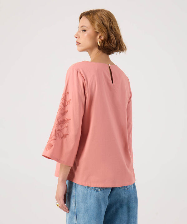 Blusa con Bordado Floral en Mangas 