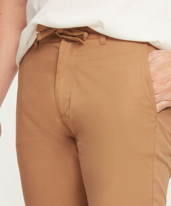 Pantalon Chino Unicolor Con Cordón