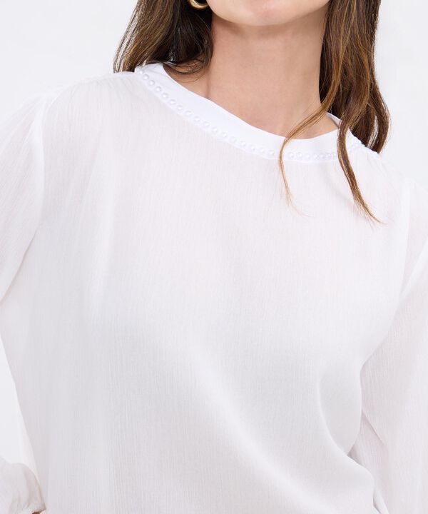 Blusa Unicolor Texturizada Con Cuello Perlado image number null