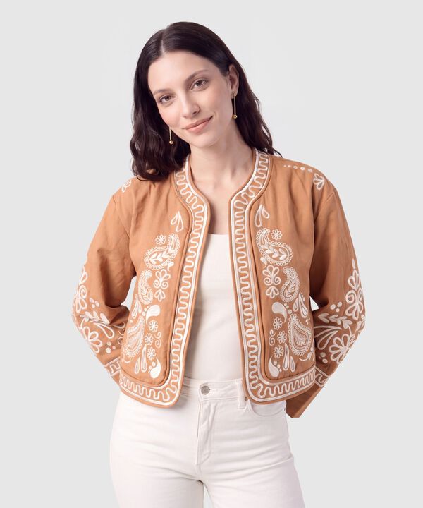 Chaqueta Corta con Bordados Mujer image number null