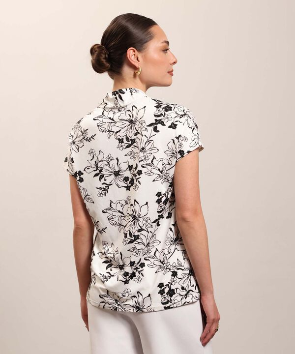 Camiseta cuello mao estampada 