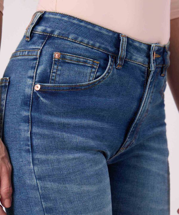 Jeans Slim Tono Azul Medio  image number null
