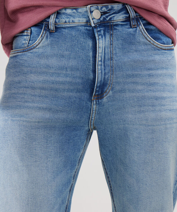 Jean Regular Taper Tono Azul Medio Claro image number null