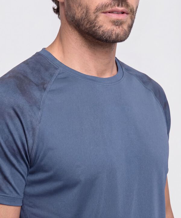 Camiseta Deportiva Con Detalle En Mangas 