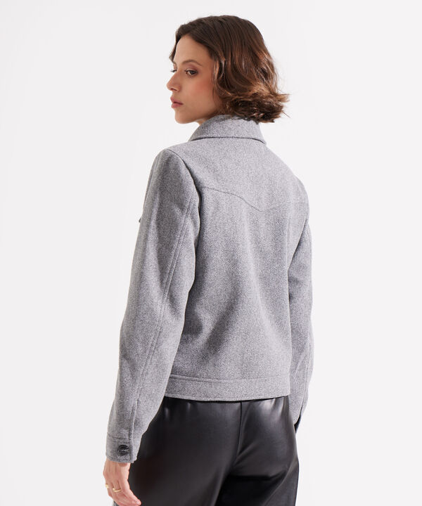 Chaqueta Corta Con Botones En Frente