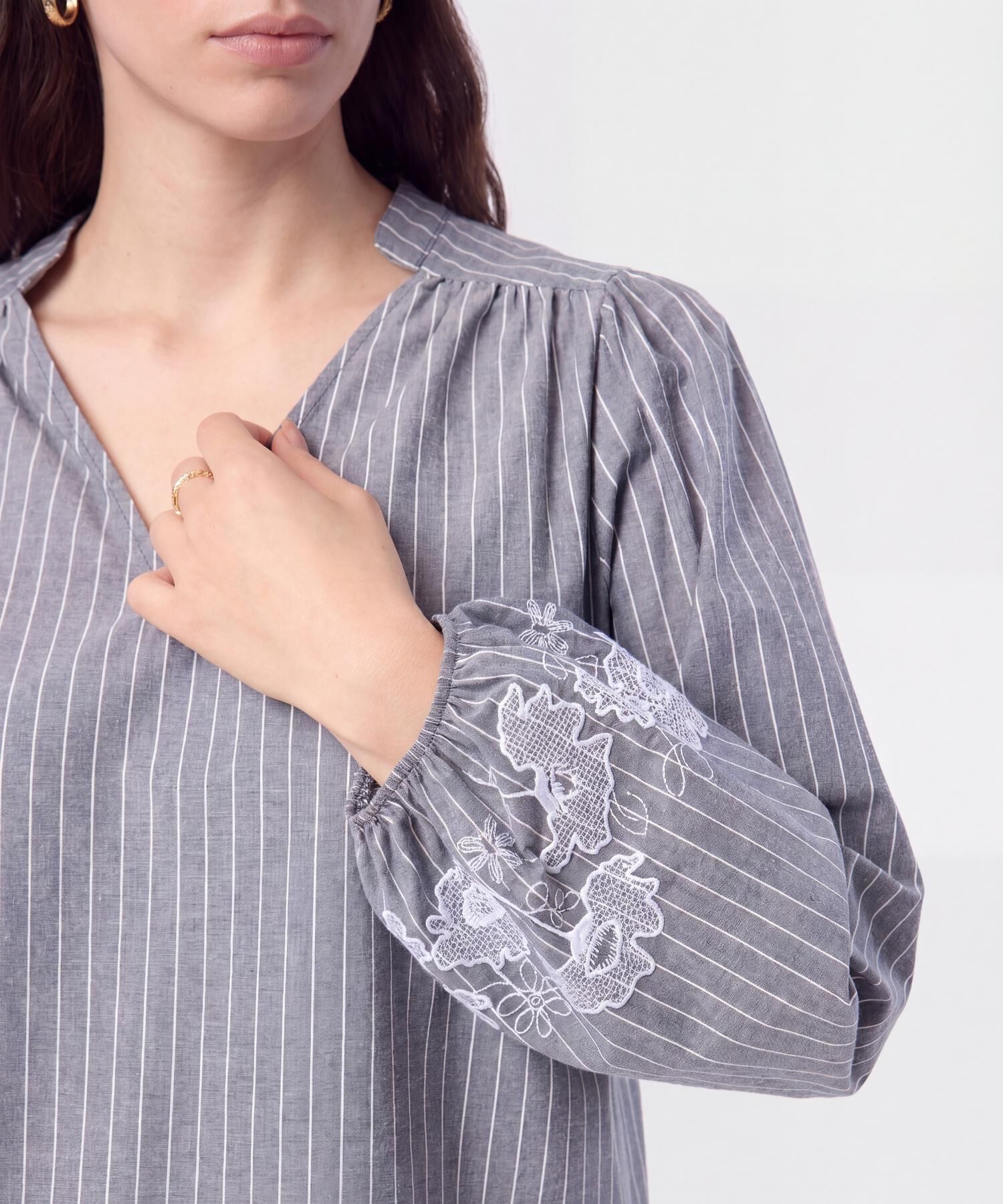 Blusa con Bordado en Pu&ntilde;os para Mujer