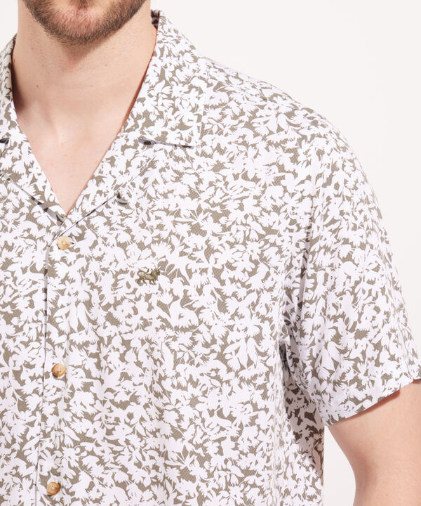 Camisa Cuello Resort Estampada Con Bordado En Frente