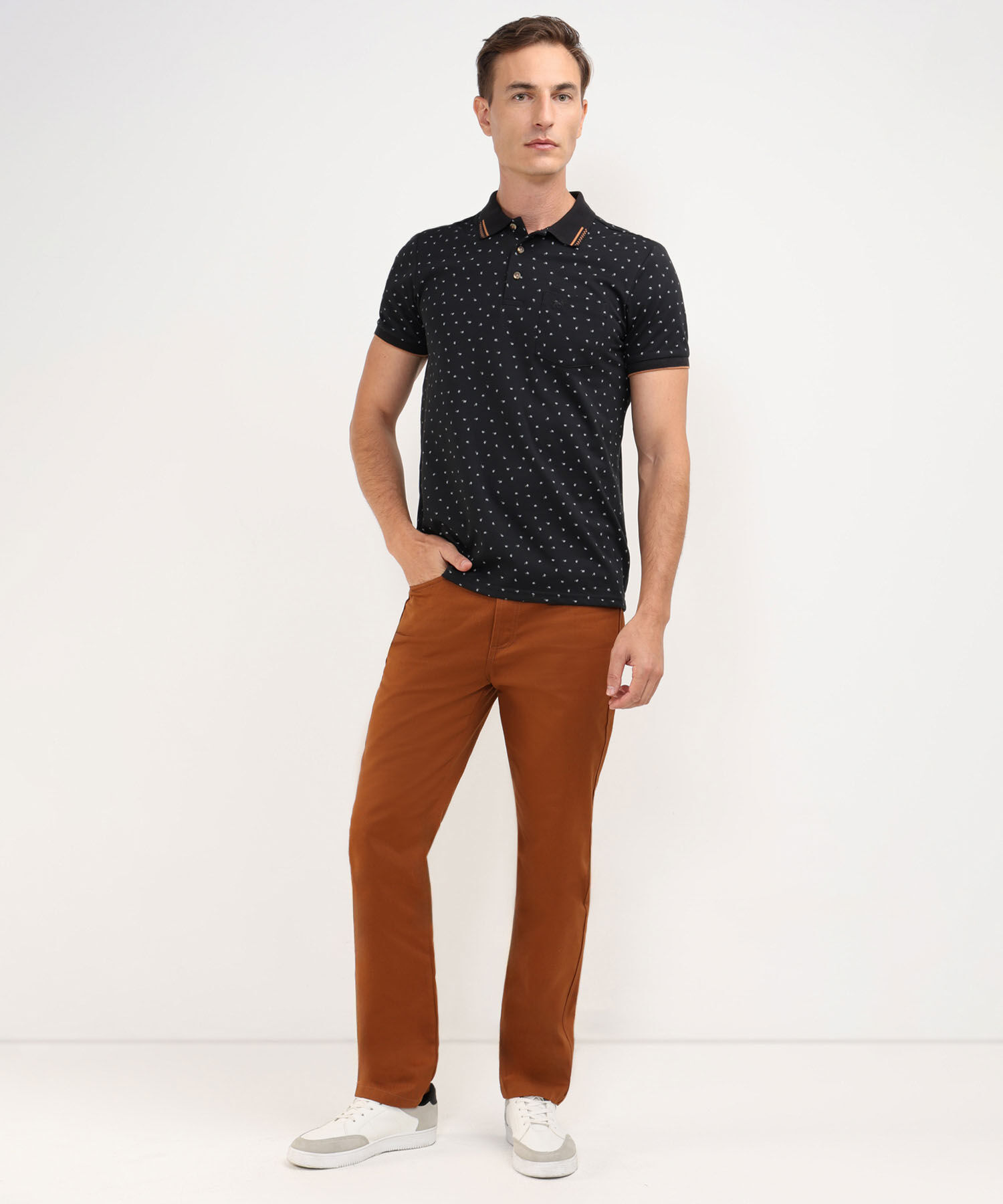 Pantalon Unicolor, 5 Bolsillos, Silueta Regular Fit