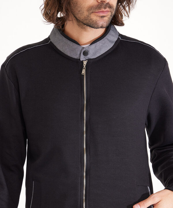 Buzo Abierto Tipo Bomber, Cuello Nerú, Bolsillos Ribete Laterales, Puños Tejidos Y Detalles En Hombros image number null