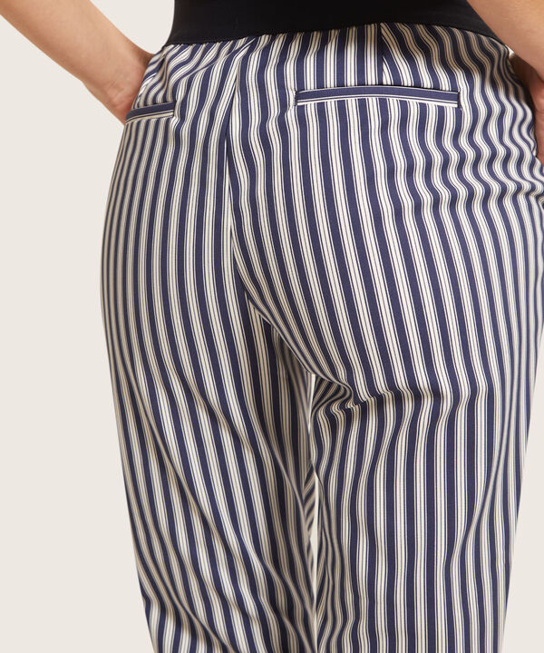 Pantalón Clásico Estampado Con Elástico En Posterior