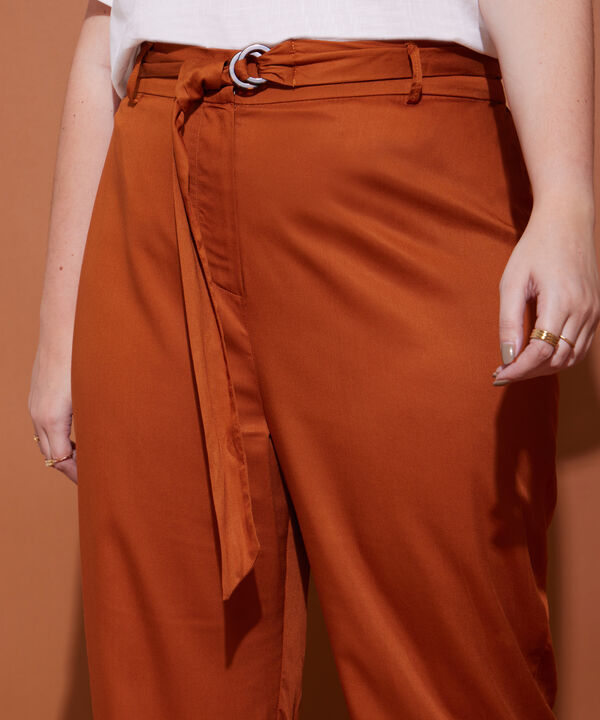 Pantalón Tipo Jogger Con Cinturón En La Misma Tela image number null
