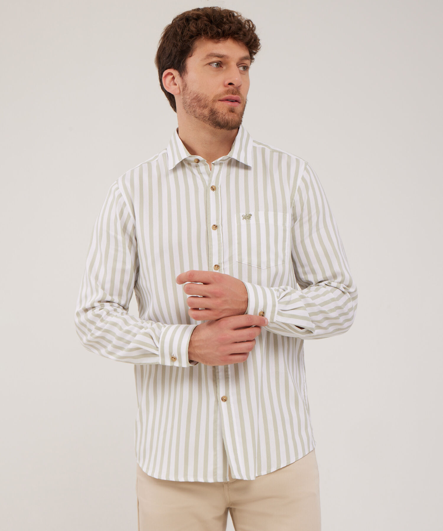 Camisa , manga larga con bolsillo y silueta regular fit, magia en el caribe línea moda