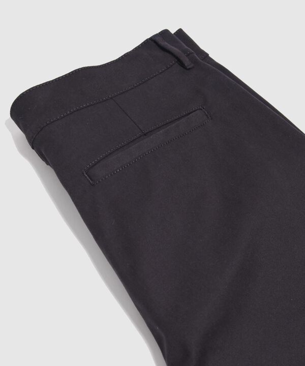 Bermuda Unicolor Con Bolsillos Diagonales  image number null