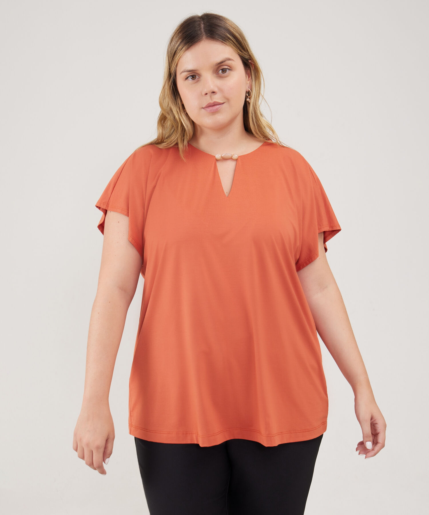 Camiseta Manga Corta Con Insumo En Cuello