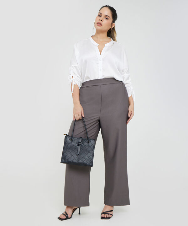 Pantalón Unicolor, Bota Recta Con Pretina Posterior Resortada Y Bolsillos Laterales