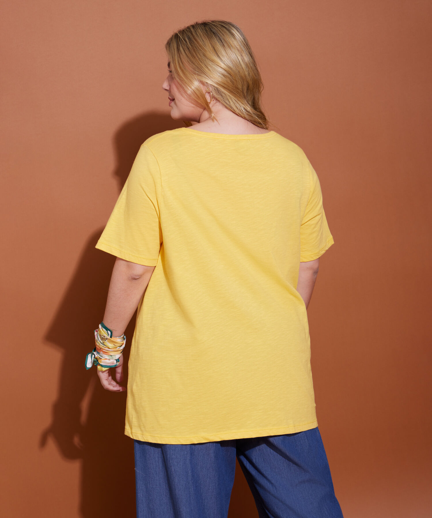 Camiseta Manga Corta Con Abertura En Cuello