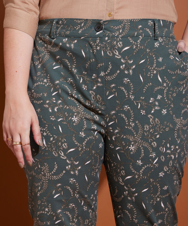 Pantalón Chino Estampado Con Elastico En Posterior