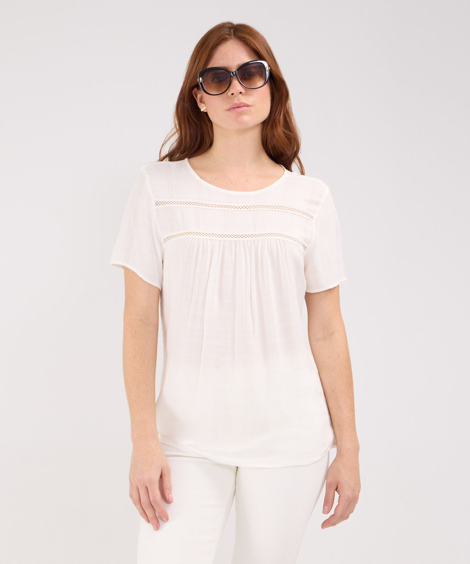 Blusa Unicolor Manga Corta, Escote Redondo Con Encaje Y Recogido Sutil