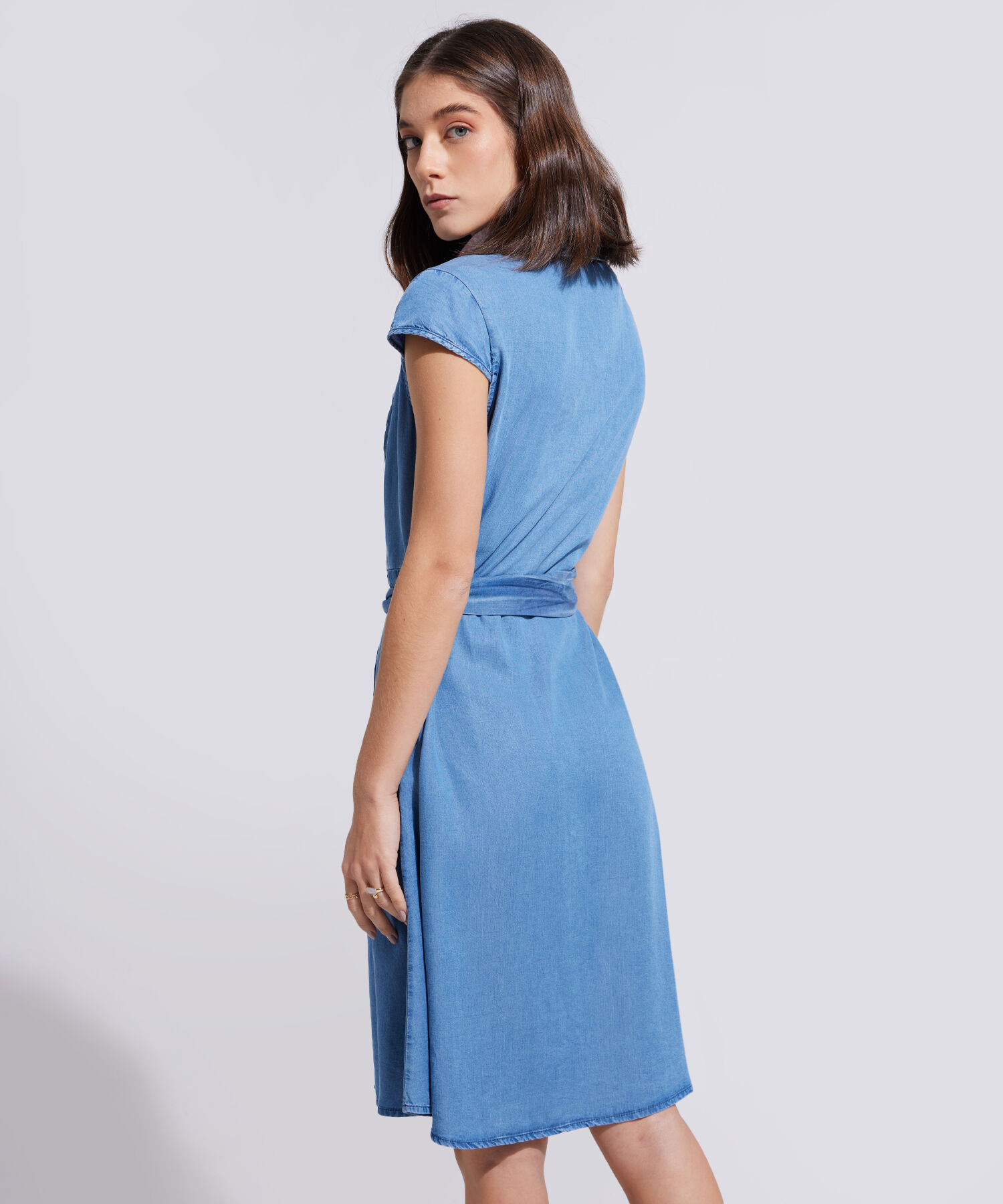 Vestido Camisero En Tencel Con Cinturón Tono Medio
