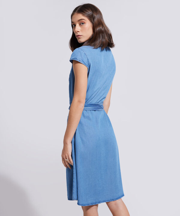 Vestido Camisero En Tencel Con Cinturón Tono Medio