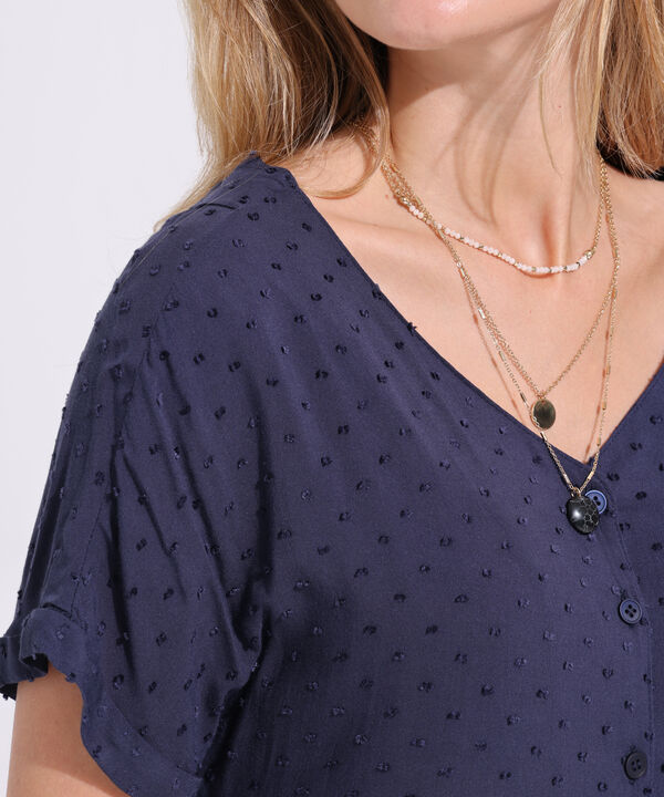 Blusa Unicolor Textura Manga Corta Con Guarda Polvo, Cuello En V, Botonadura, Bolsillo Y Silueta Fluida image number null