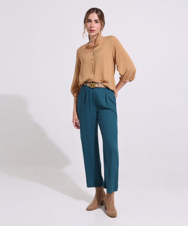 Blusa Unicolor Textura Manga 3/4, Cuello Nerú Con Botonadura Y Silueta Fluida