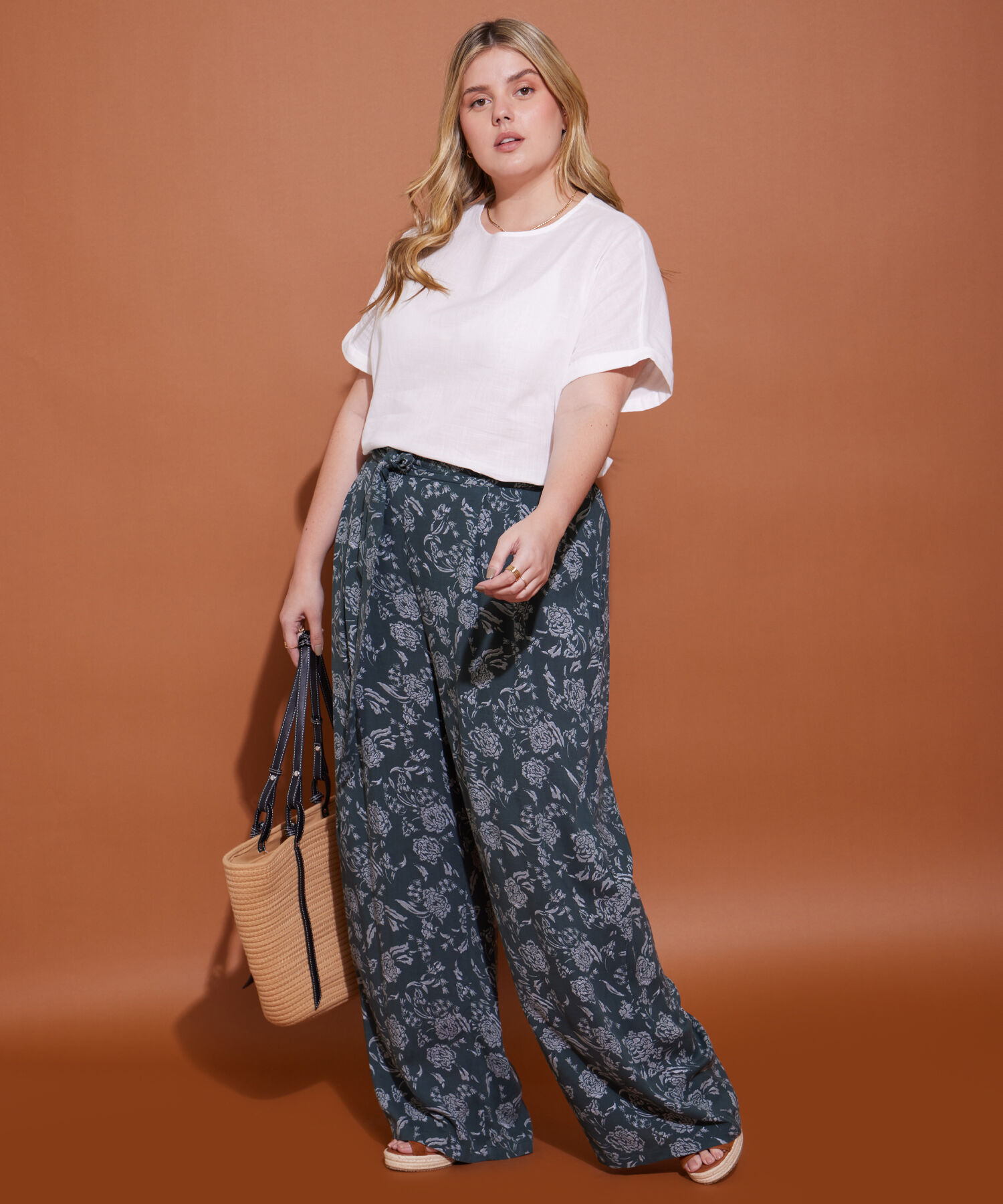 Pantalón Palazzo Estampado Con Cintura Elástica En Trasero Y Cinturón Para Anudar Desde Costados