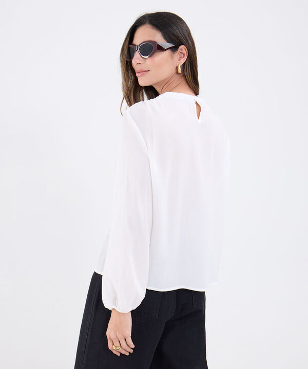 Blusa Unicolor Texturizada Con Cuello Perlado