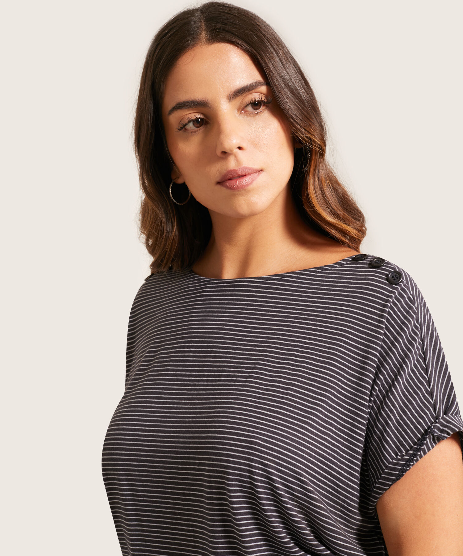Camiseta Manga Corta Preteñida Con Botones Decorativos