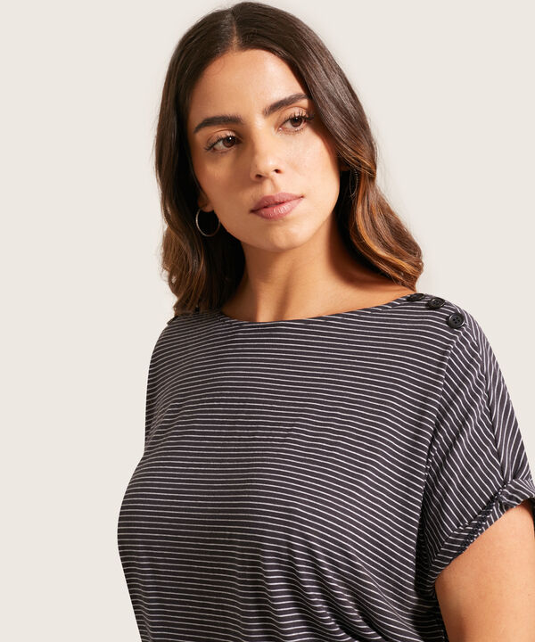Camiseta Manga Corta Preteñida Con Botones Decorativos