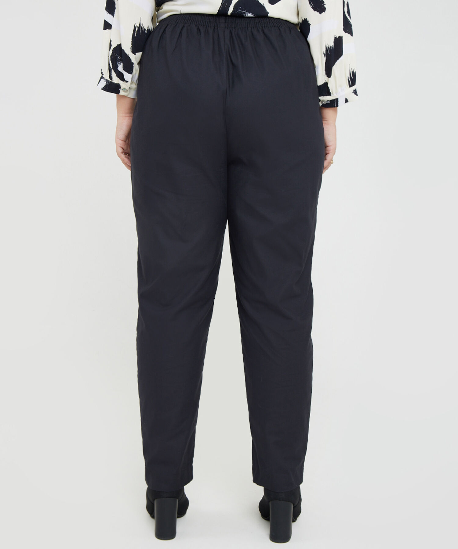 Pantalón Baggy con Botones Decorativos