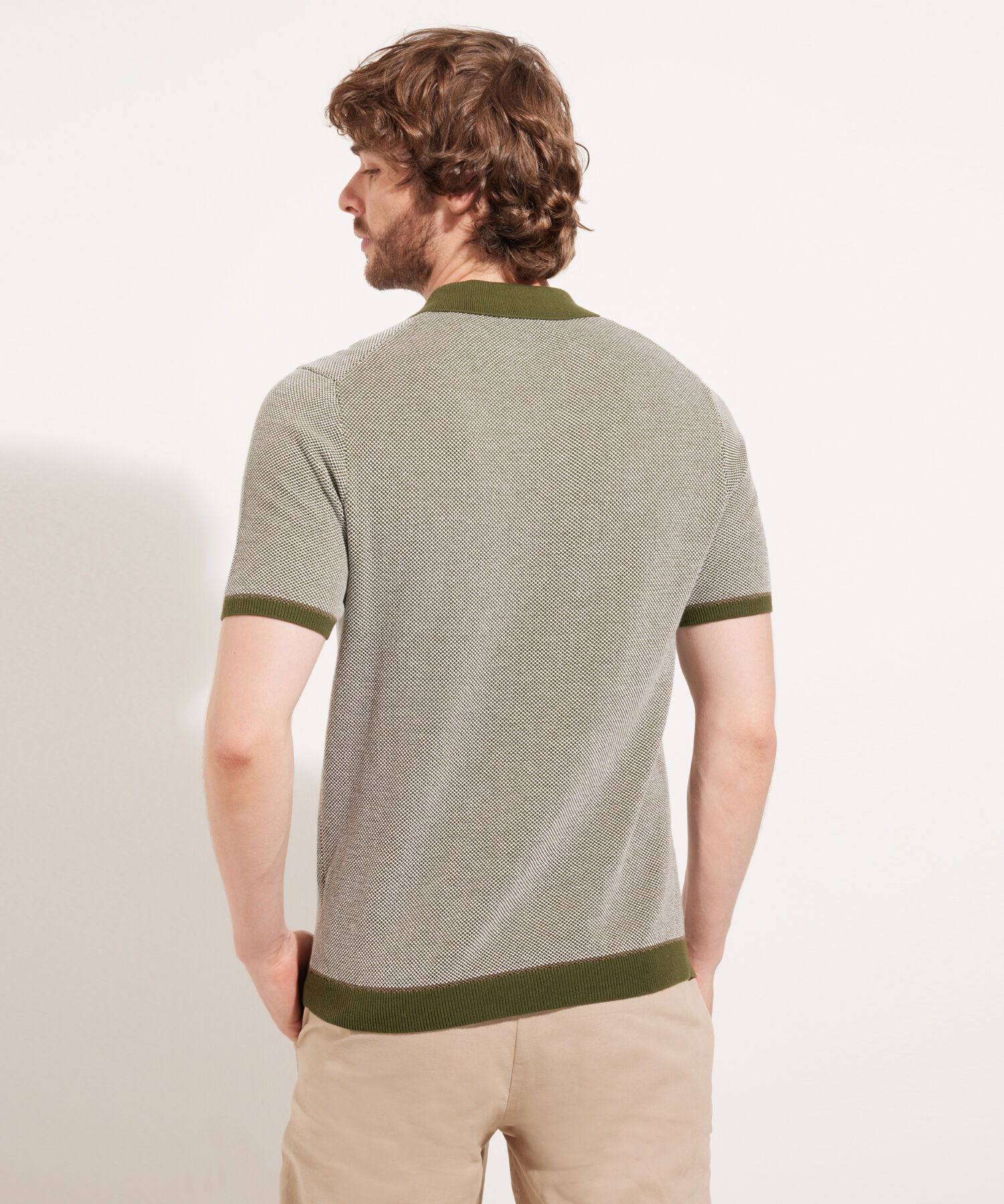 Polo Unicolor Con Detalles En Contraste