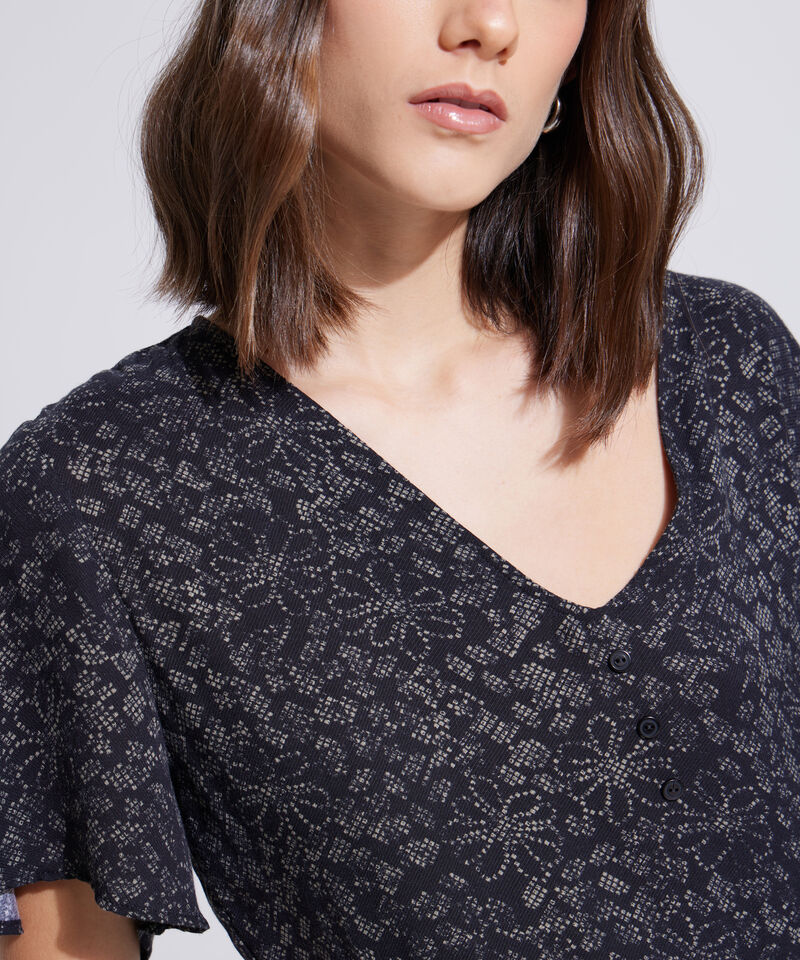 Vestido Estampado Manga Corta, Cuello V Con Botones En Centro Frente Y Aberturas Laterales En Delantero