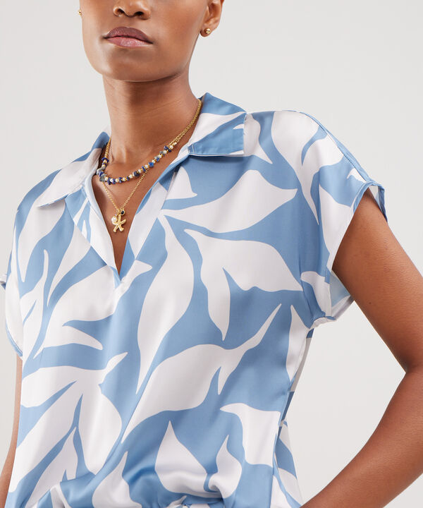 Blusa Manga Corta Corrida Estampada  En Satin image number null