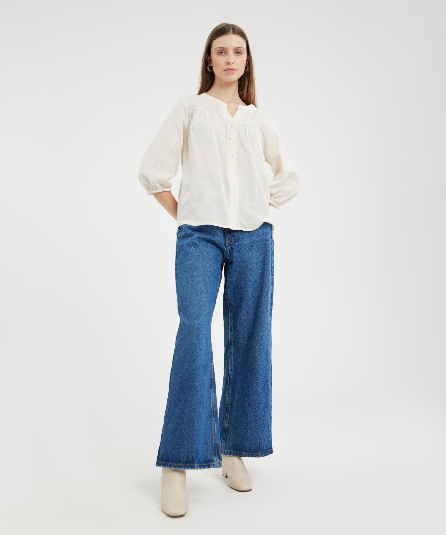 Blusa Unicolor Manga 3/4, Escote V Con Cuello Nerú, Recogido Con Detalle Encaje