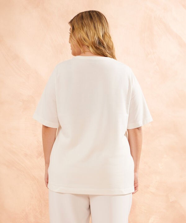 Camiseta Con Screen Y Bordado