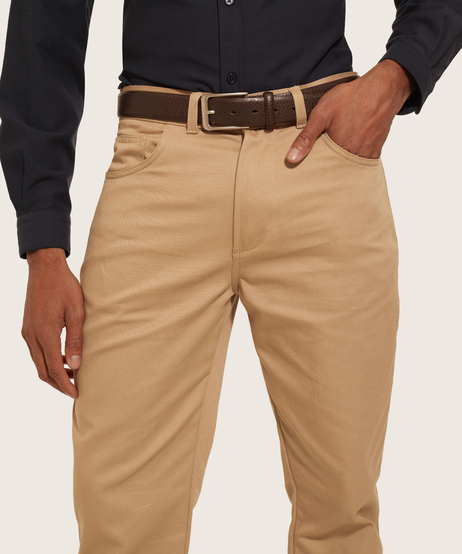 Pantalón Unicolor 5 Bolsillos Regular Fit.