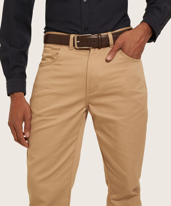 Pantalón Unicolor 5 Bolsillos Regular Fit.