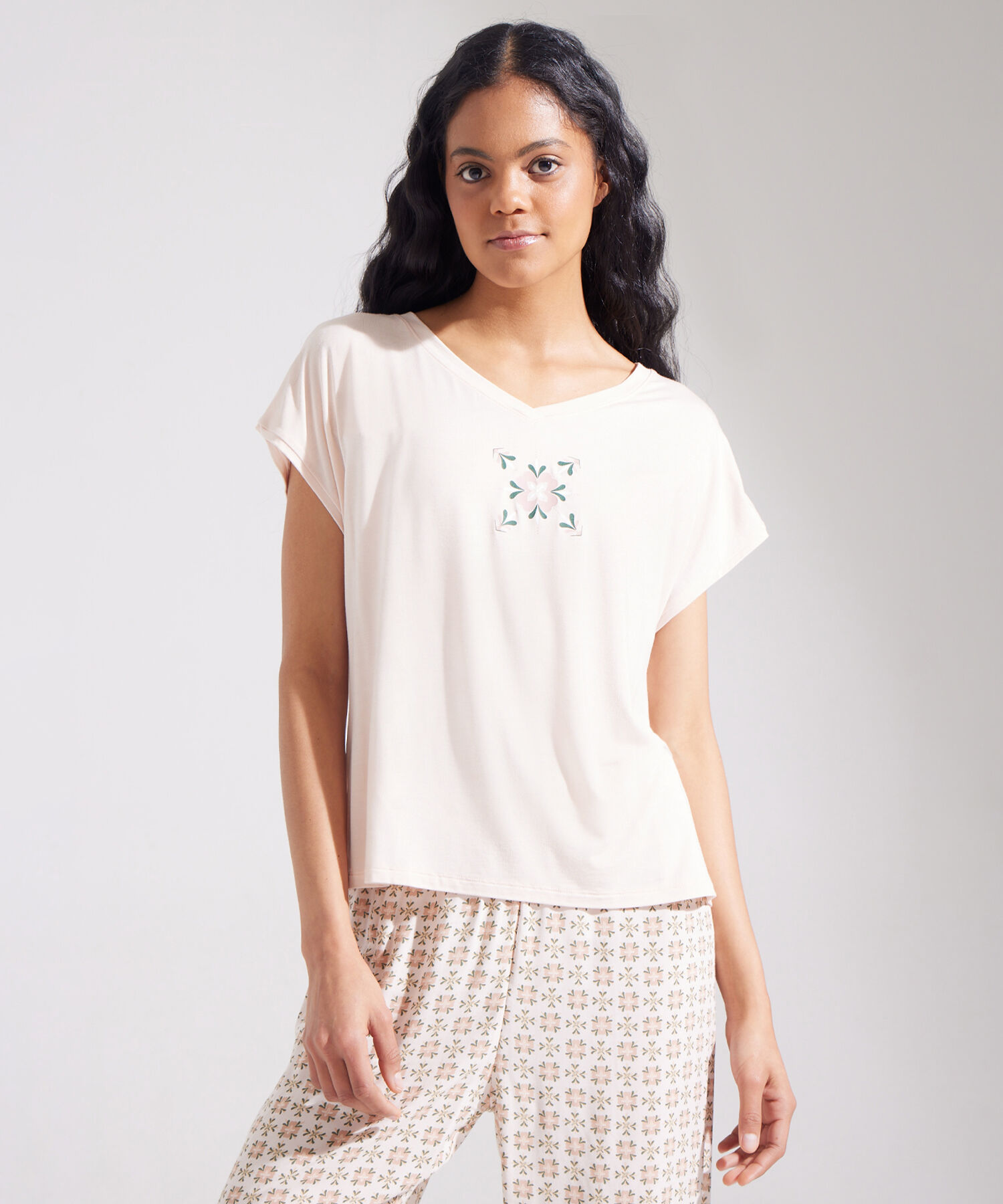 Pijama Camiseta Manga Corta Cuello En V Con Screen Y Pantalón Capri Tejido Plano