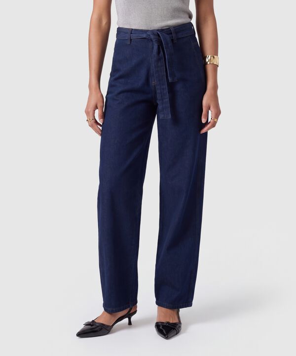 Jean Fit Barrel Con Cintur&oacute;n Para Mujer image number null