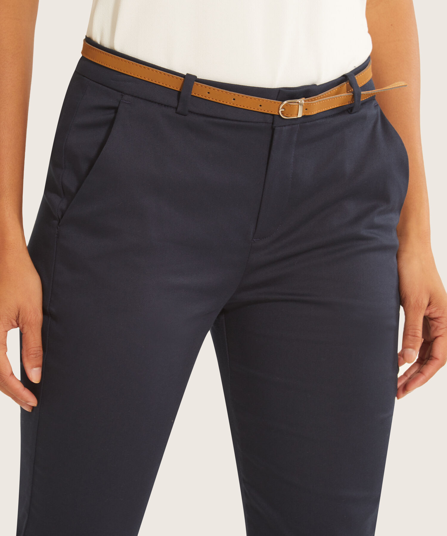 Pantalon Básico Bolsillo Diagonal Bota Entubada Unicolor