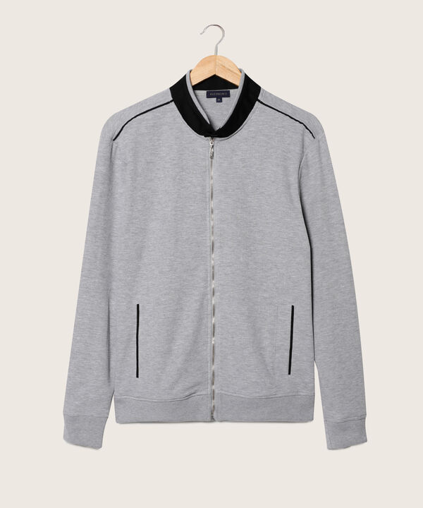 Buzo Abierto Tipo Bomber, Cuello Nerú, Bolsillos Ribete Laterales, Puños Tejidos Y Detalles En Hombros