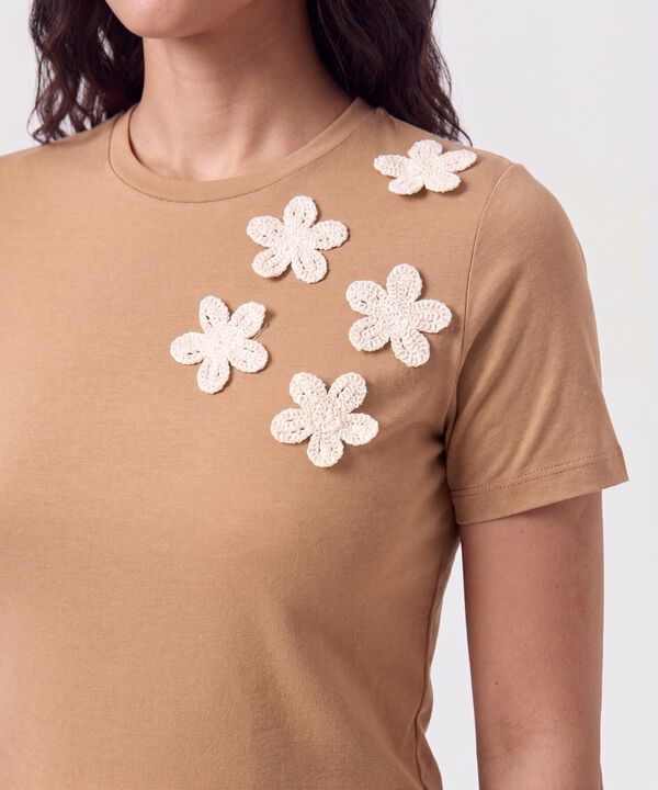 Camiseta Con Apliques En Relieve Para Mujer