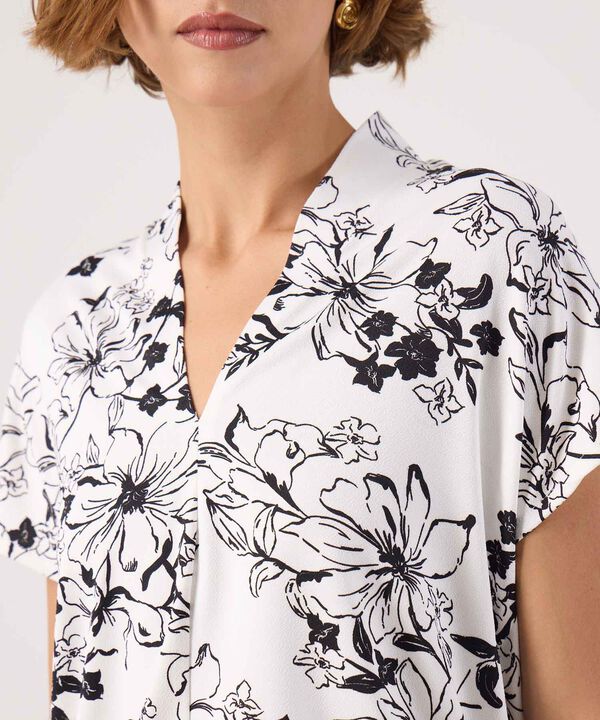 Camiseta cuello mao estampada  image number null