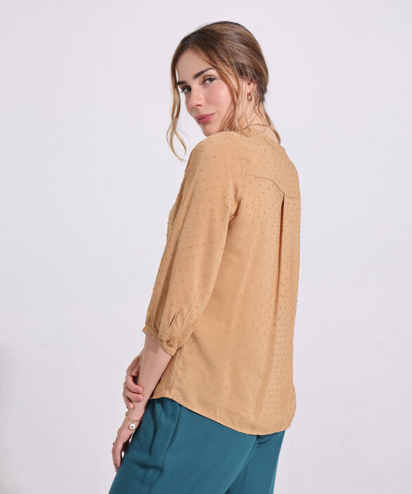 Blusa Unicolor Textura Manga 3/4, Cuello Nerú Con Botonadura Y Silueta Fluida